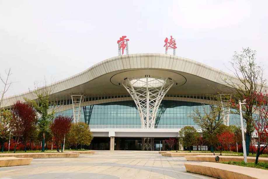 彩运网科联1000kw康明斯发电机组进驻常德桃花源机场