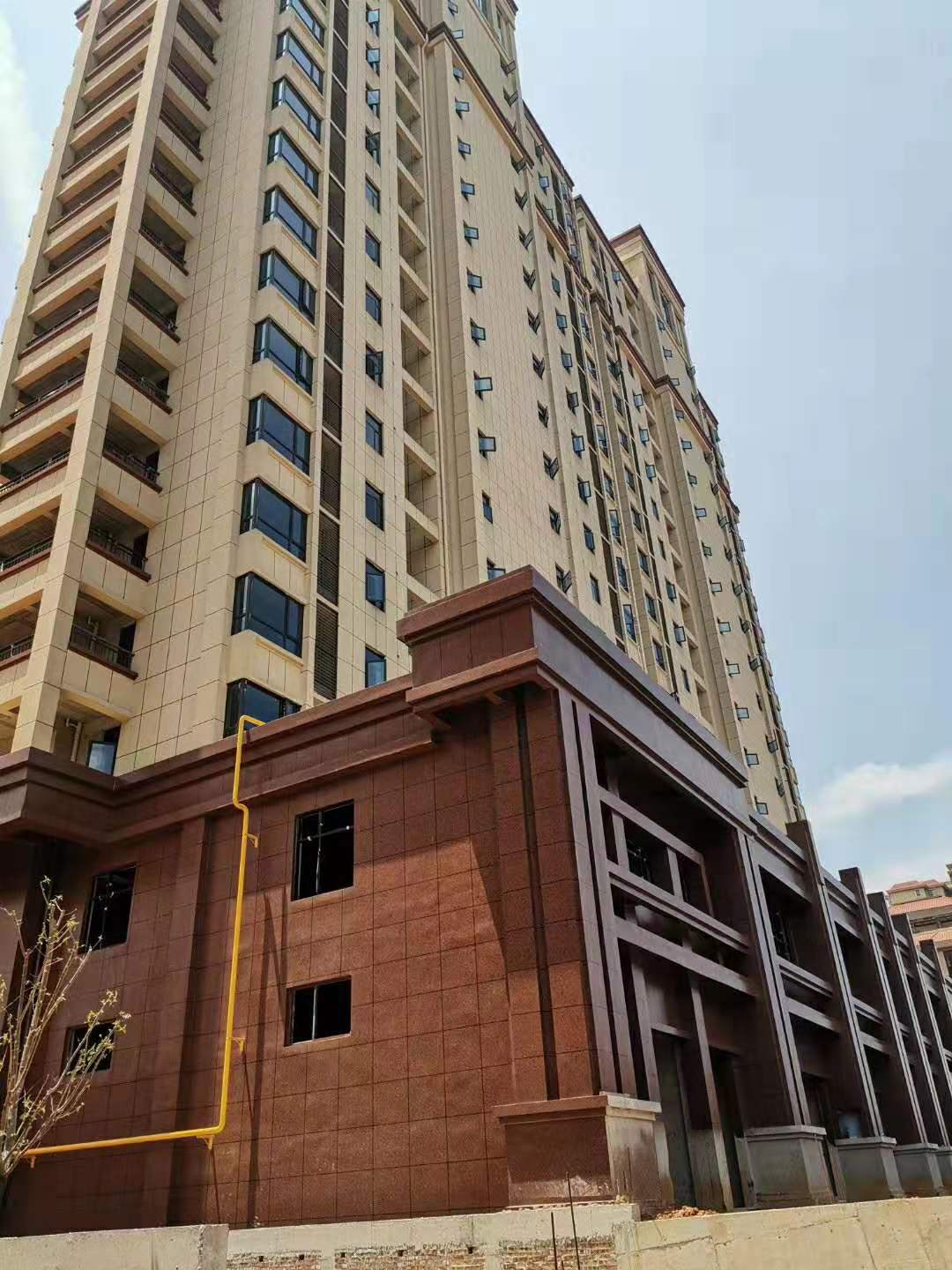 彩运网工作人员在岳阳进行安装500KW玉柴发电机工作