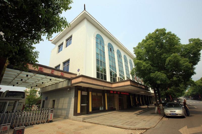 衡阳南岳银苑宾馆安装彩运网250kw康明斯发电机一台 衡阳南岳银苑宾馆安装彩运网250kw康明斯发电机一台