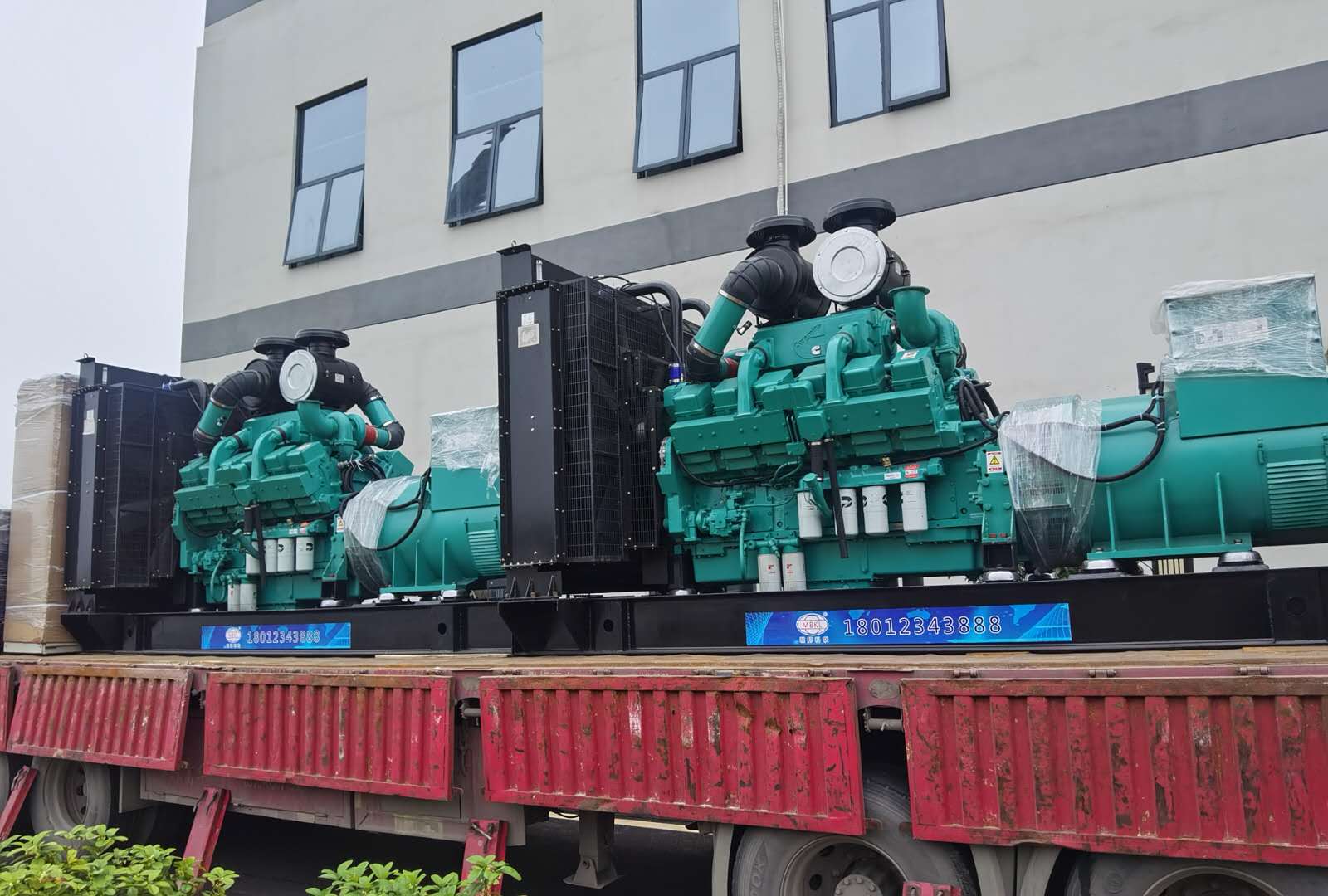 彩运网为永州潇湘源学校提供800kw康明斯发电机2台
