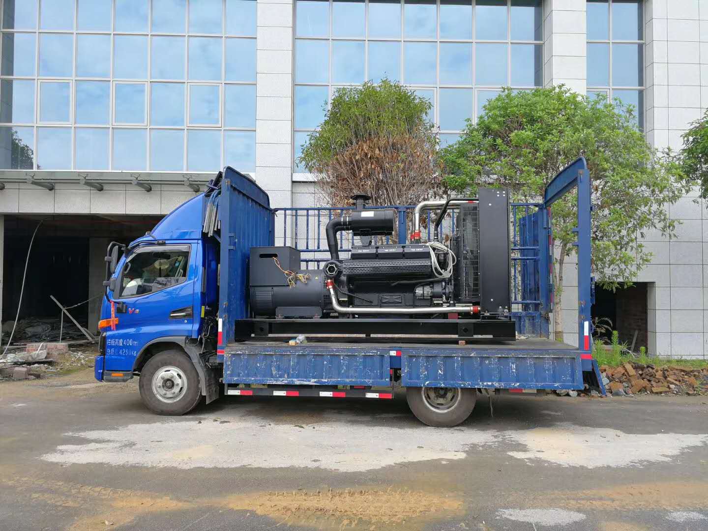 彩运网与怀化芷江体育馆签订400kw上柴发电机一台
