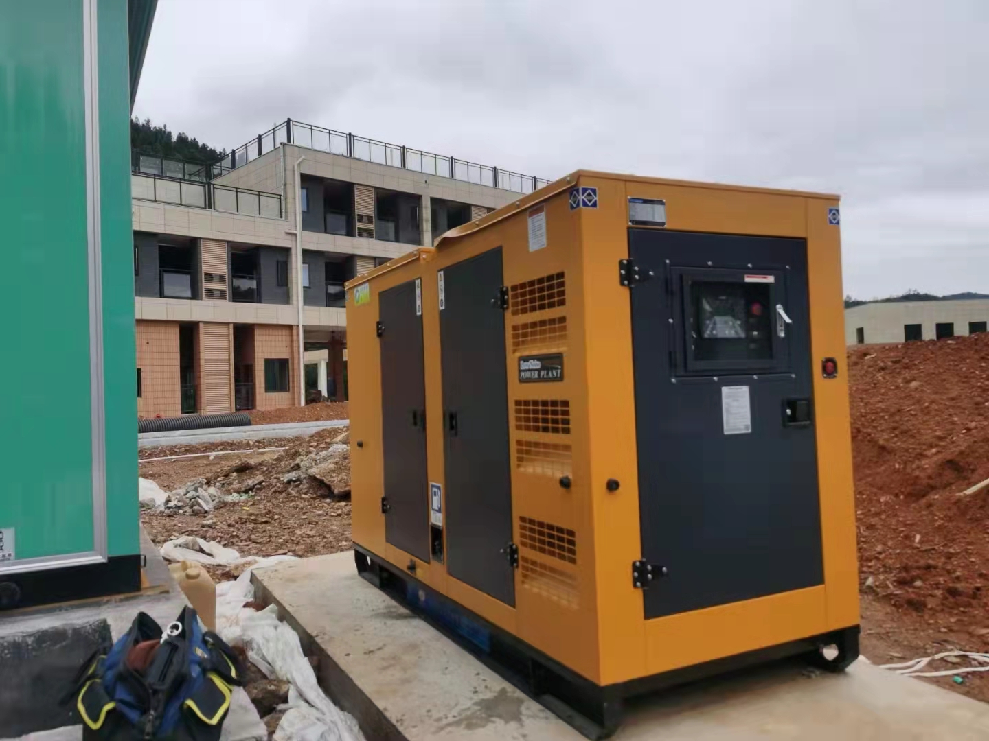 平江县余丽华学校购置彩运网玉柴400KW智能静音型发电机组